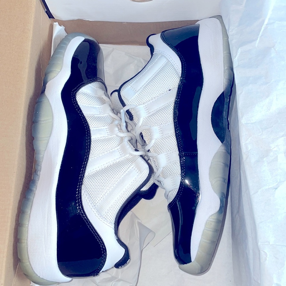 Jordan 11s concord lows mint 5.5Y